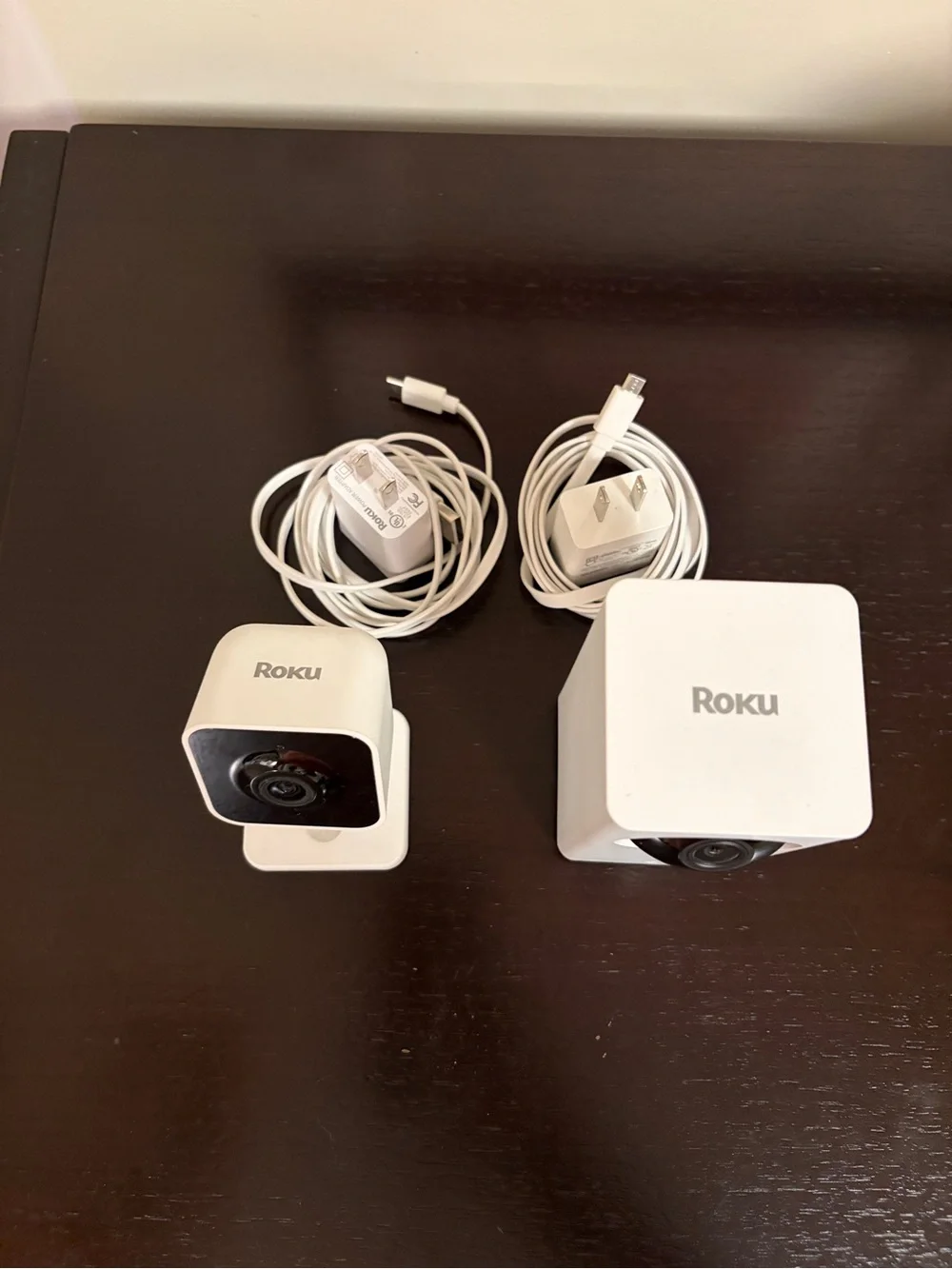 Roku indoor Security Camera fixed and 360 Duo with chargers